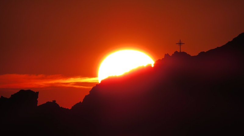 Flyer Sonnenaufgang Berge.jpg